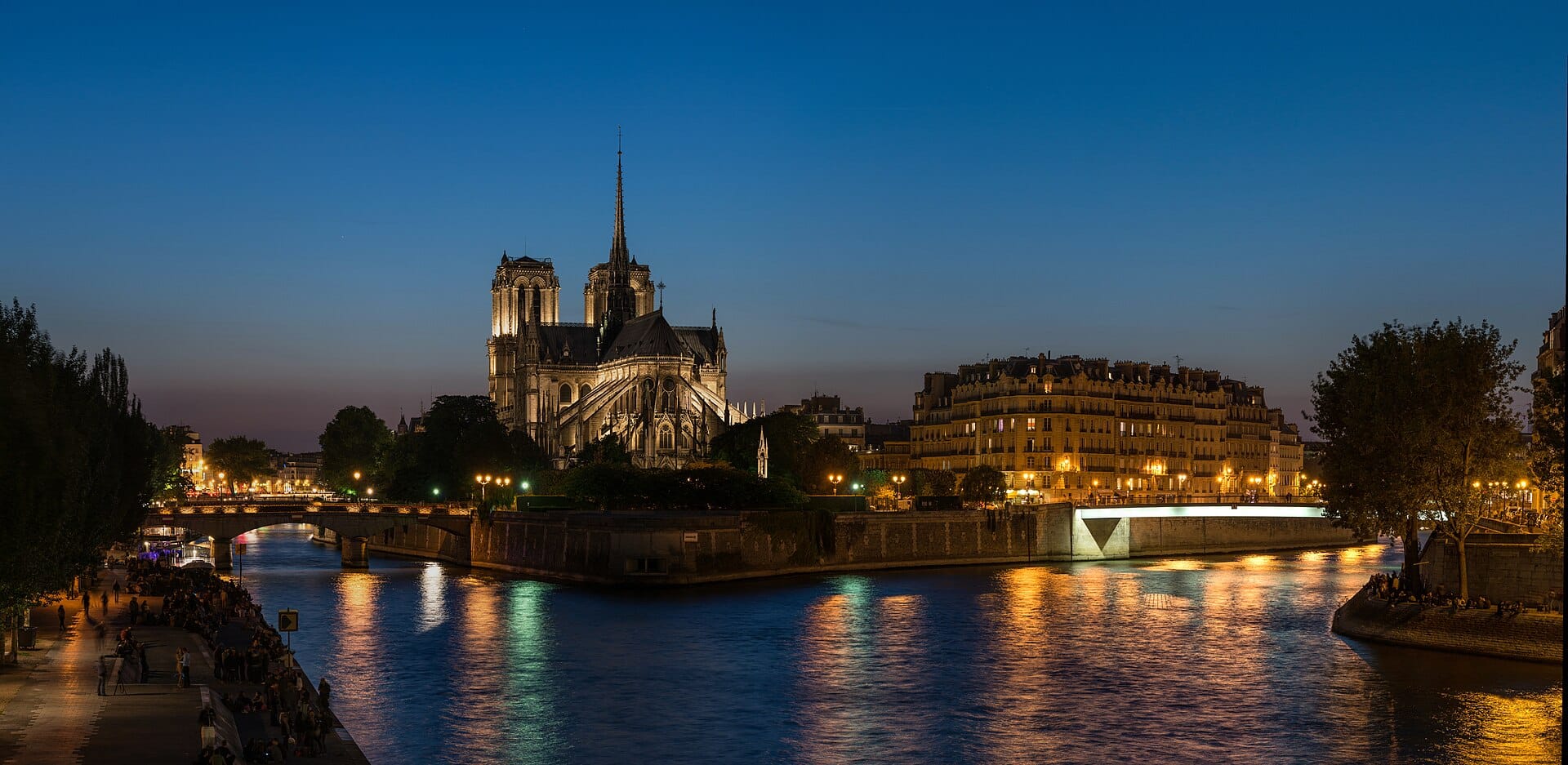 Notre-Dame and the Île de la Cité on the Seine at dusk, the view across to which Tour d'Argent has served diners since 1582